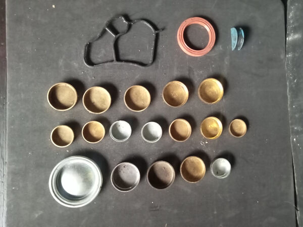 Várias relas de limpeza. Motor e componentes