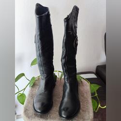 Botas de cano alto n 36 na cor preta . Botas e botins