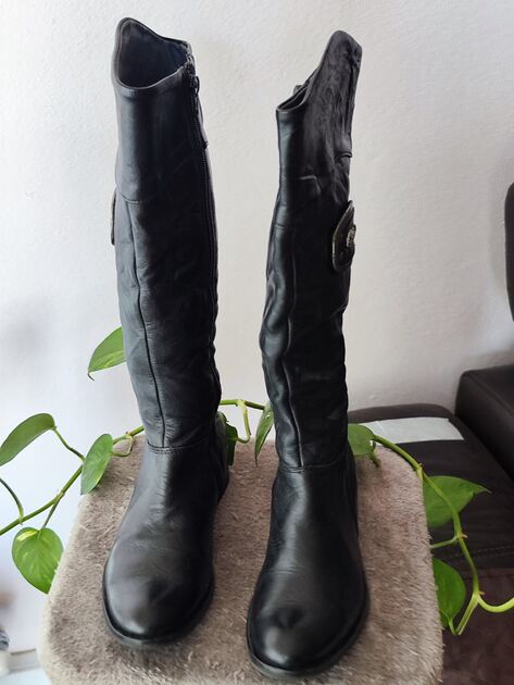 Botas de cano alto n 36 na cor preta . Botas e botins