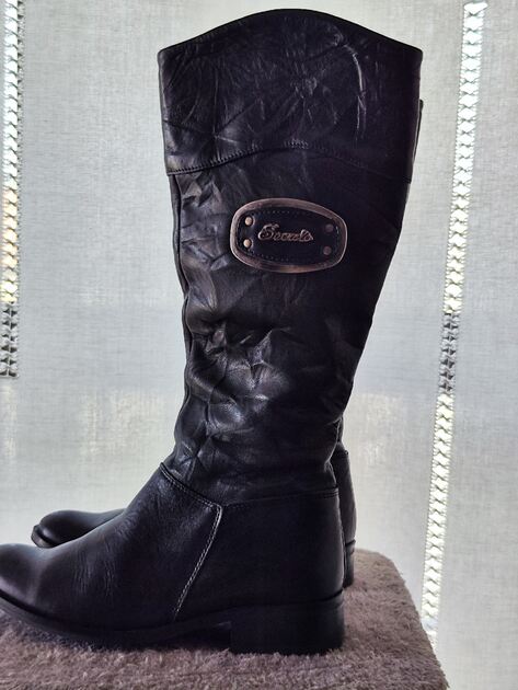 Botas de cano alto n 36 na cor preta . Botas e botins