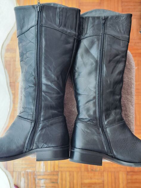 Botas de cano alto n 36 na cor preta . Botas e botins