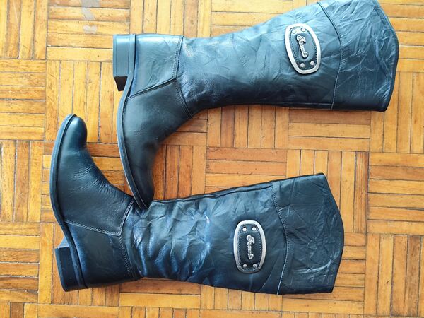 Botas de cano alto n 36 na cor preta . Botas e botins