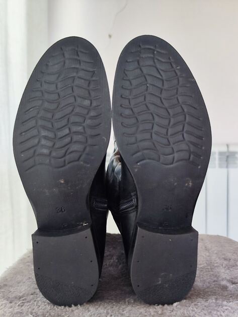 Botas de cano alto n 36 na cor preta . Botas e botins