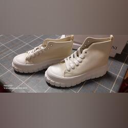 3 pares de sapatos novos. Botas e botins