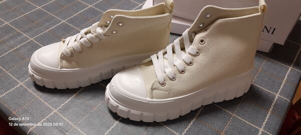3 pares de sapatos novos. Botas e botins