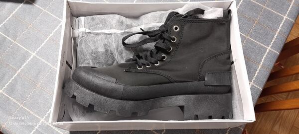 3 pares de sapatos novos. Botas e botins