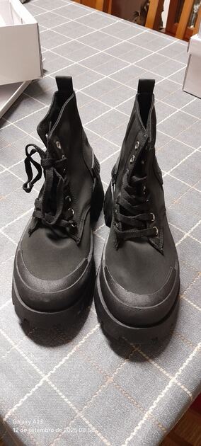 3 pares de sapatos novos. Botas e botins