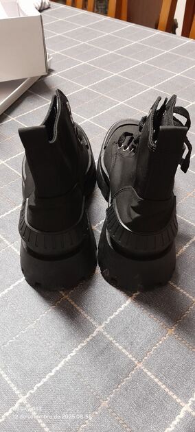 3 pares de sapatos novos. Botas e botins