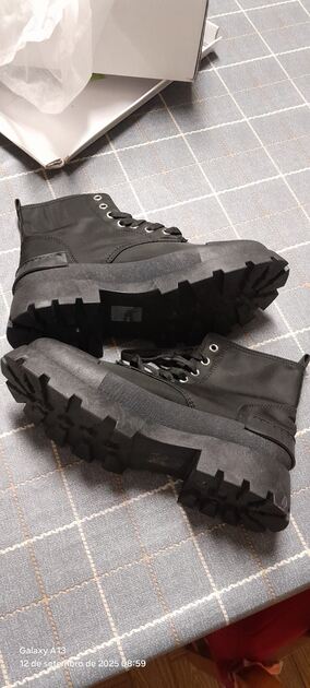 3 pares de sapatos novos. Botas e botins