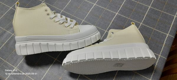 3 pares de sapatos novos. Botas e botins