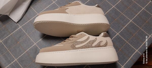 3 pares de sapatos novos. Botas e botins