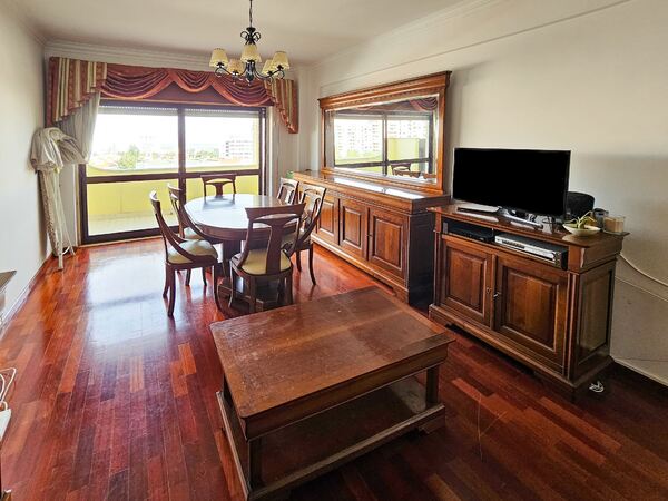 Vendo conjunto de mobiliário para quarto e sala. Lotes de móveis