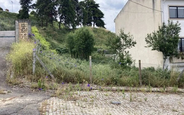 Terreno com área de 322 m2 para construção de mora. Lote