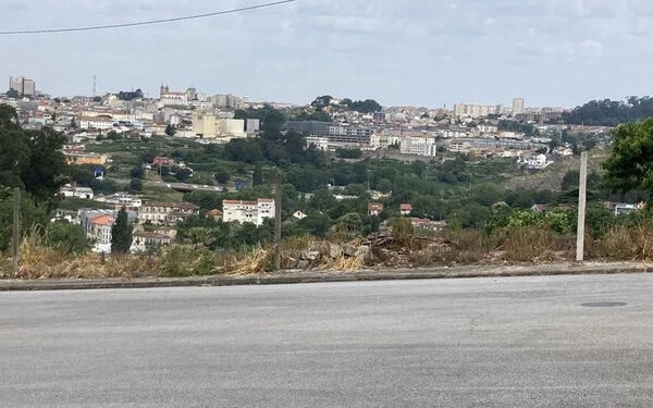 Terreno com área de 322 m2 para construção de mora. Lote