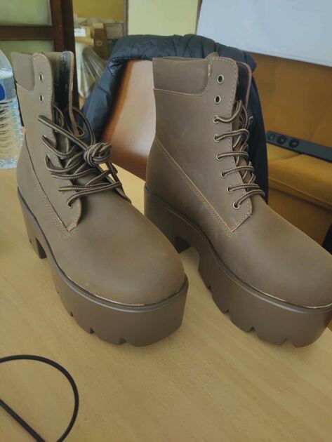 Botas mulher. Botas e botins