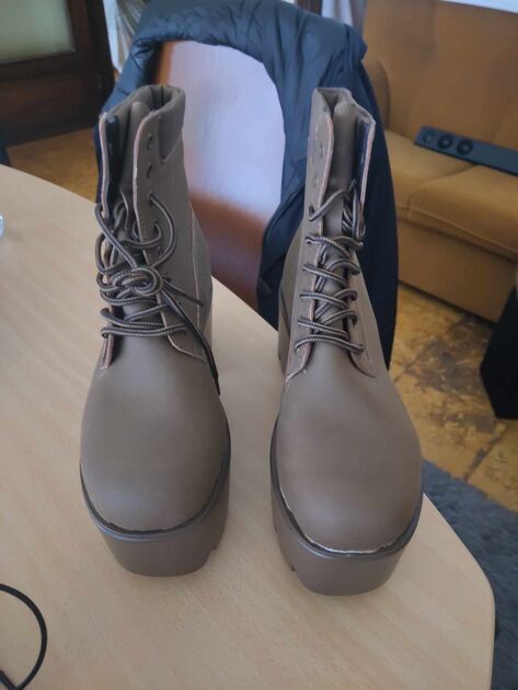 Botas mulher. Botas e botins