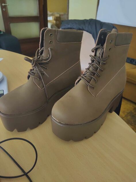 Botas mulher. Botas e botins