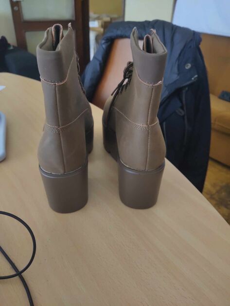 Botas mulher. Botas e botins