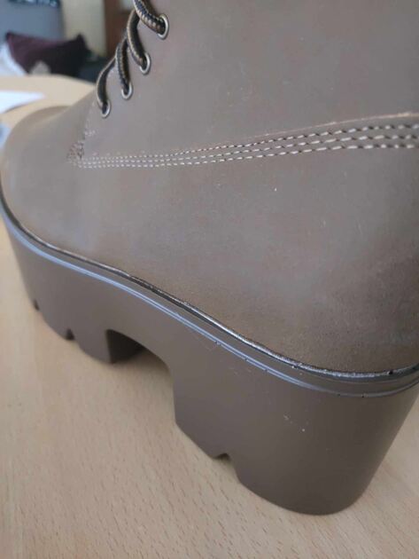 Botas mulher. Botas e botins