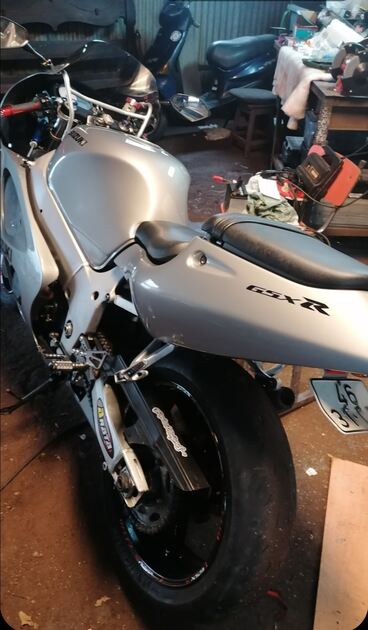 Suzuki GSXR 600  Srad. Motos
