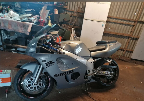 Suzuki GSXR 600  Srad. Motos
