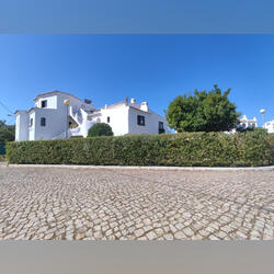 Apartamento t1 com jardim perto da praia. Casa e apartamentos para vender. Lagoa (Algarve). 254 m2 1 quarto 1 banho  