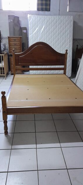 Cama de casal em madeira maciça. Camas