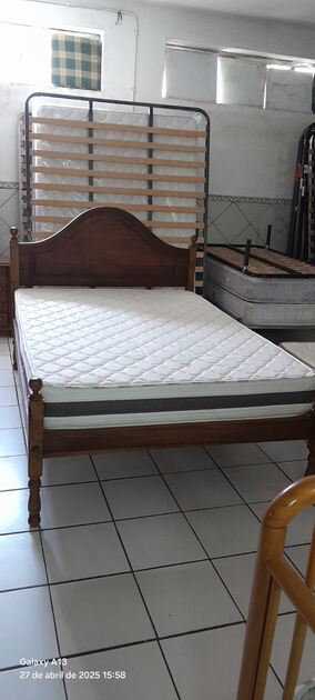 Cama de casal em madeira maciça. Camas