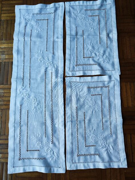 Conjunto de 3 naperons na cor branca Vintage . Toalhas de Mesa