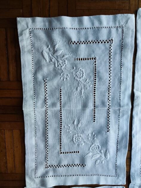 Conjunto de 3 naperons na cor branca Vintage . Toalhas de Mesa