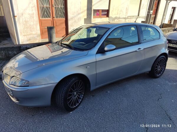 2001 Alfa Romeu 147. Carros