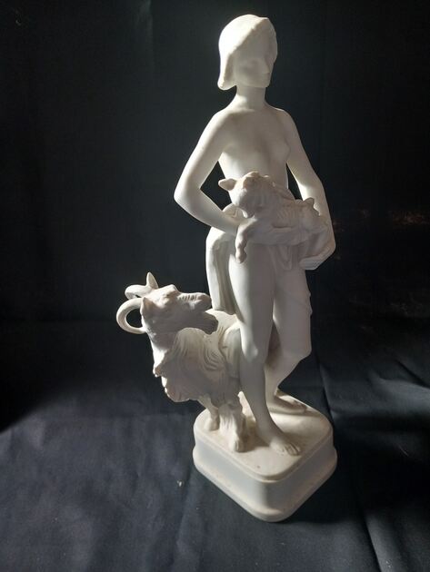 "Menina com galgo" e "Menina com bode" esculturas . Esculturas