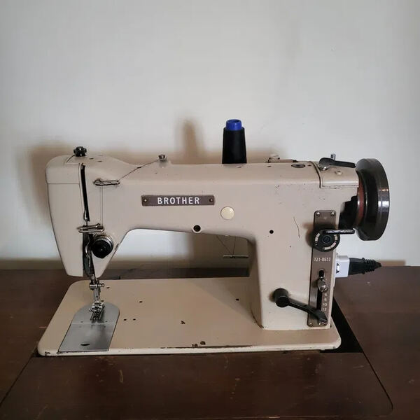 Máquina de costura industrial Brother zigzag TZ1-B. Máquinas de Coser