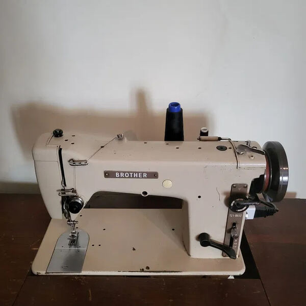 Máquina de costura industrial Brother zigzag TZ1-B. Máquinas de Coser