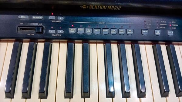 Piano digital. Pianos e Teclados