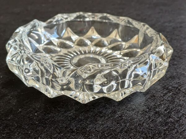 Cinzeiro de vidro redondo com 11,5 cms de diâmetro. Outros Arte e Decoração