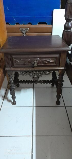 Cama de casal e 2 mesinhas de cabeceira. Camas