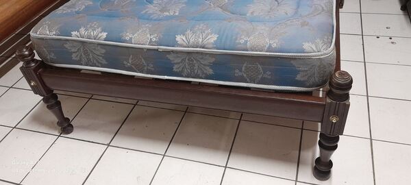 Cama de casal e 2 mesinhas de cabeceira. Camas