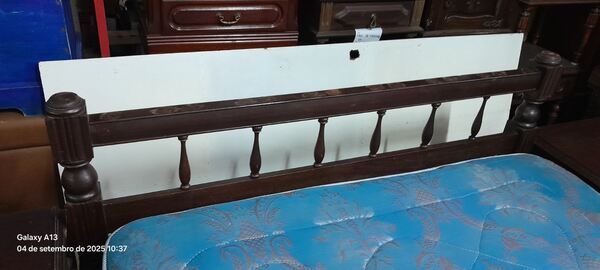 Cama de casal e 2 mesinhas de cabeceira. Camas