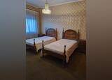 2 Camas de solteiro e2  mesinhas de cabeceira . Conjuntos de móveis para quarto
