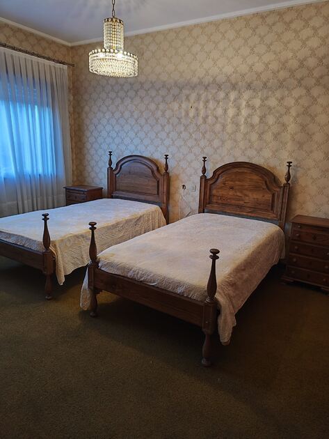 2 Camas de solteiro e2 mesinhas de cabeceira . Conjuntos de móveis para quarto