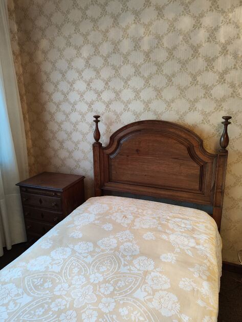 2 Camas de solteiro e2 mesinhas de cabeceira . Conjuntos de móveis para quarto