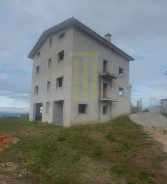Moradia T6 parcialmente construída com projeto apr. Casa e apartamentos para vender