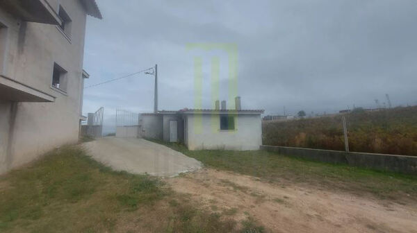 Moradia T6 parcialmente construída com projeto apr. Casa e apartamentos para vender