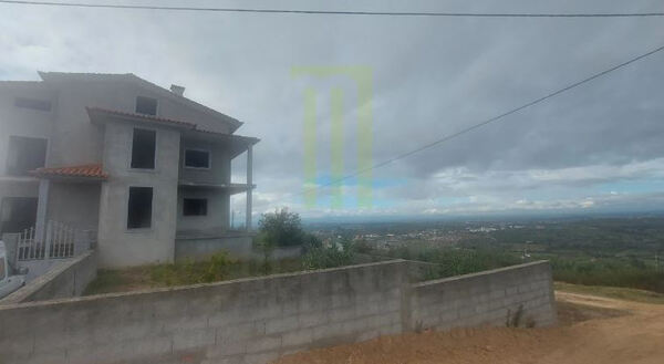 Moradia T6 parcialmente construída com projeto apr. Casa e apartamentos para vender