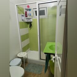 Aluguer de quartos. Ofereço Quarto para Arrendar. Almada. 200 m2 4 quartos ou mais Cama de casal   2 banhos Longo (12+ meses) Andar baixo Internet Mobiliado Quarto privado Sem animais domésticos Proibido fumar