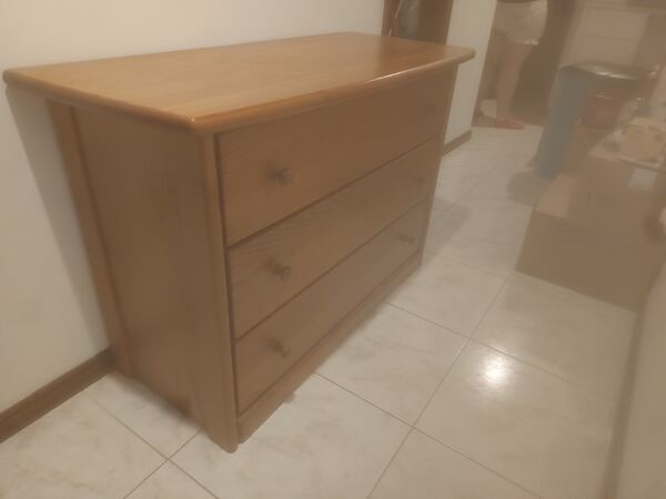 Móvel camiseiro . Cómoda