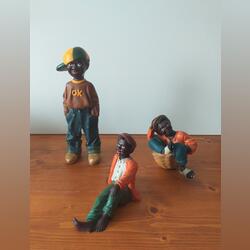 3 Estatuetas de crianças. Esculturas. Arroios. De marfinite     Pintado Muito bom