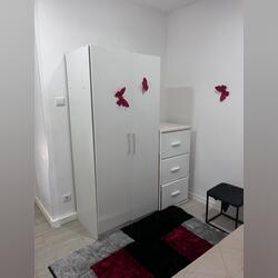 Quarto. Ofereço Quarto para Arrendar.  2 quartos Cama de solteiro   1 banho Longo (12+ meses) Andar baixo