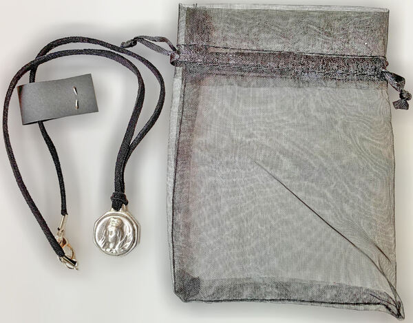 Fio em Couro e Metal Signos Virgem, Novo/Exclusivo. Colares